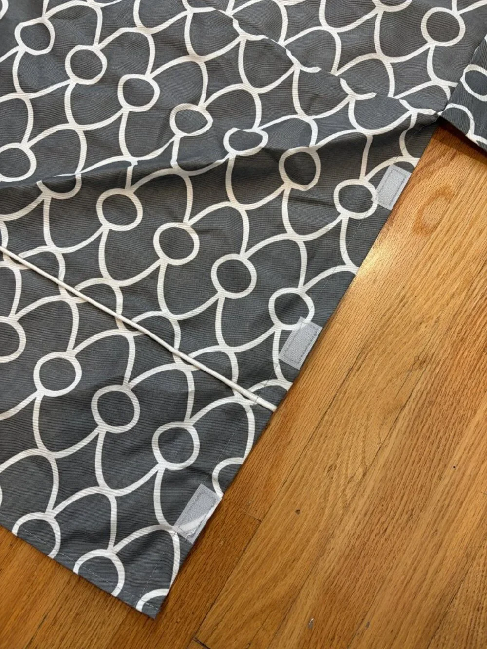 Like new! Grey and white geometric dog crate cover, 24L x 18W x 19H - Picture 4 of 8